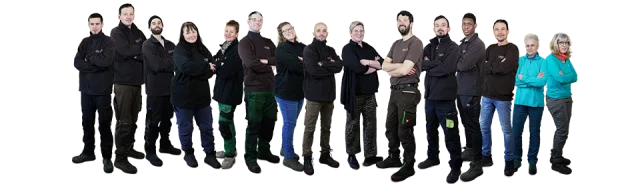 Gruppenfoto des Hilligardt-Teams, etwa 14 Personen in schwarzer Arbeitskleidung, freigestellt vor weißem Hintergrund