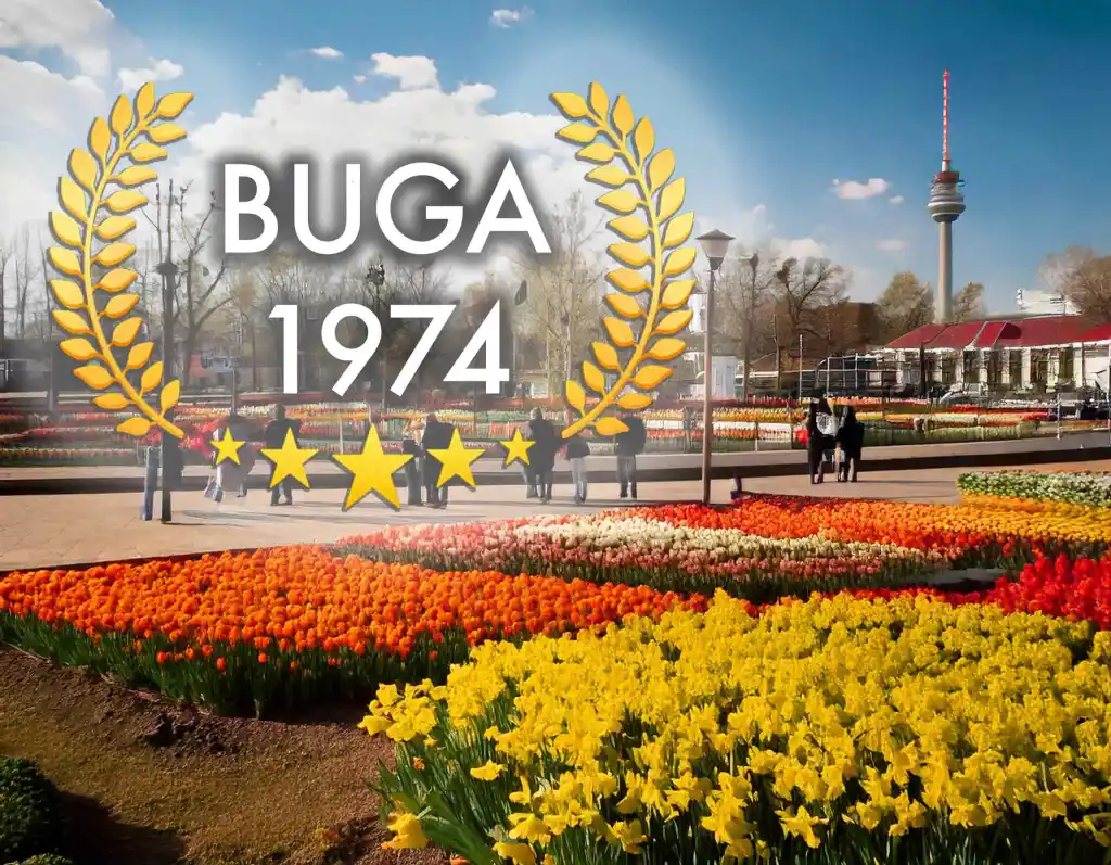 Auszeichnungs-Badge „BUGA 1974“ über einem Foto eines Tulpenbeets mit Fernsehturm im Hintergrund