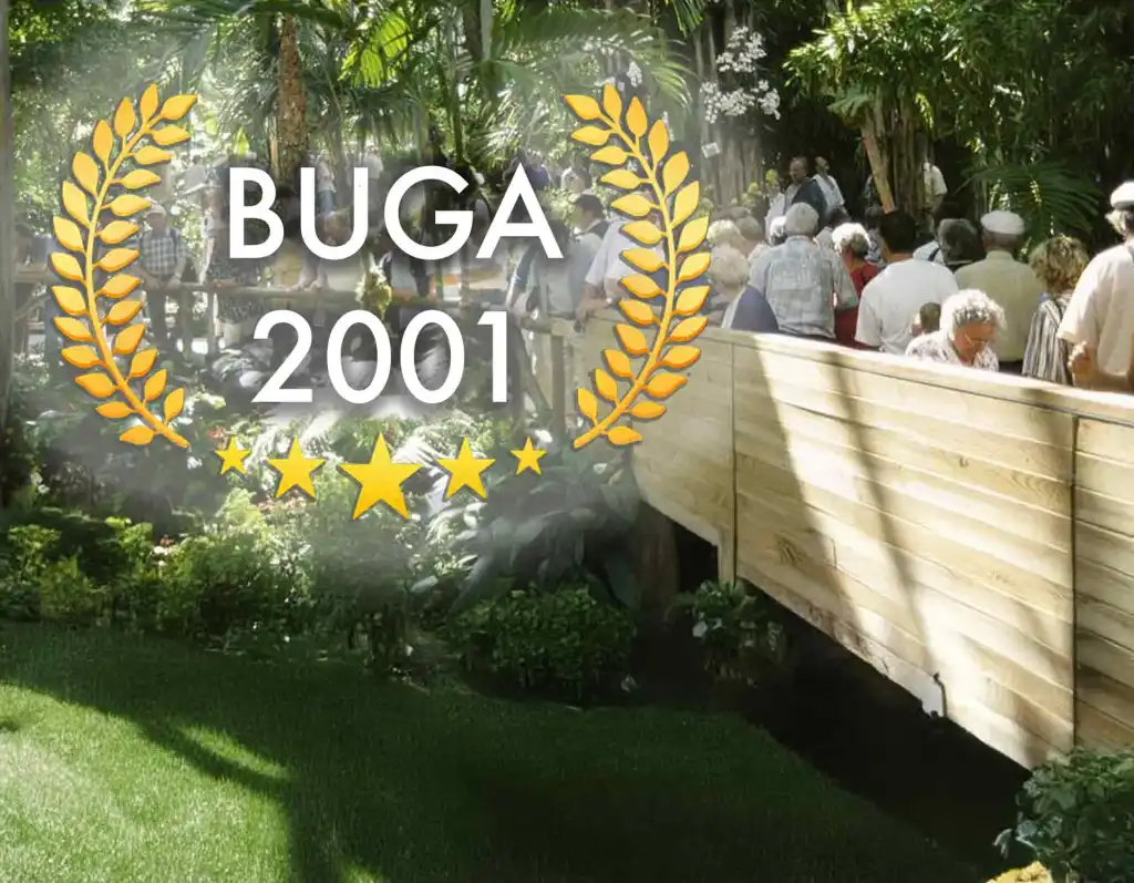Auszeichnungs-Badge „BUGA 2001“ über einem Foto von Besuchern auf einem Holzsteg in einer Gewächshaus-/Palmenhalle
