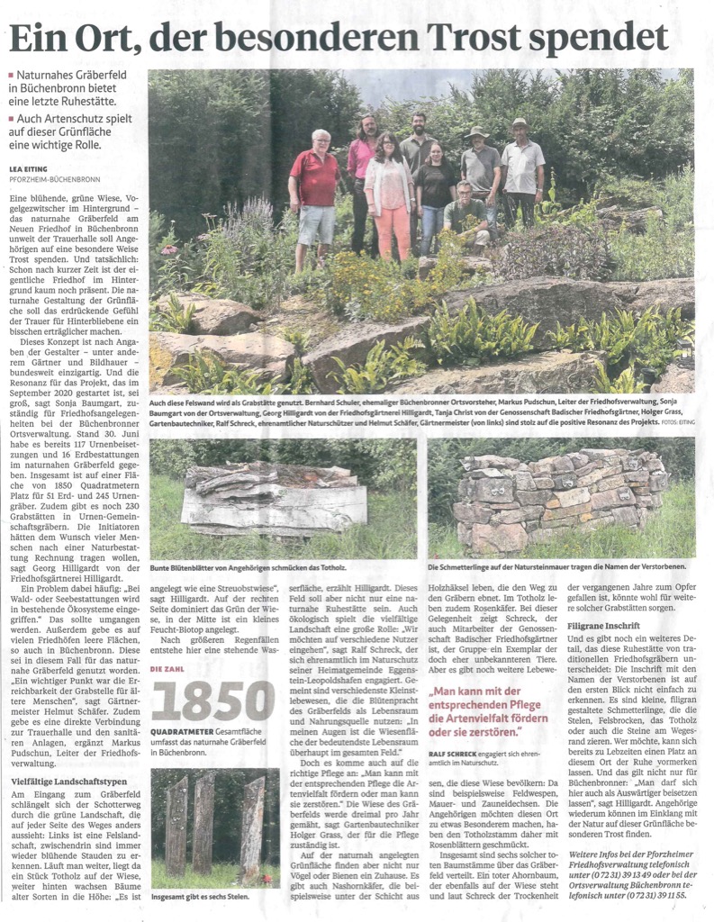 Zeitungsartikel „Ein Ort, der besonderen Trost spendet“ (Pforzheimer Zeitung) über das naturnahe Gräberfeld Büchenbronn, mit Gruppenfoto vor Findling und zwei kleineren Detailfotos